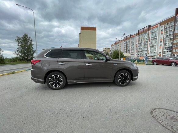 2018 Mitsubishi Outlander PHEV III Рестайлинг 2, коричневый, 3199000 рублей - вид 6
