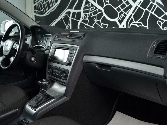 2011 Skoda Octavia II (A5) Рестайлинг, белый - вид 10