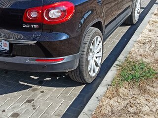2010 Volkswagen Tiguan I, чёрный, 1050000 рублей, вид 2