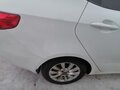 2013 Kia Rio 5-speed III, белый, 985000 рублей - вид 4