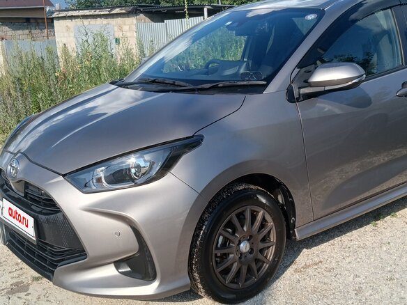 2020 Toyota Yaris IV, серый, 1450000 рублей - вид 9