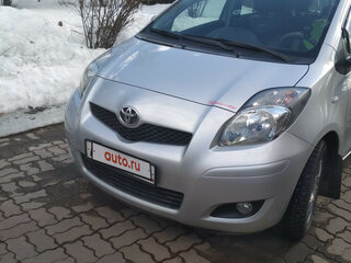 2010 Toyota Yaris II Рестайлинг, серебристый, 1500000 рублей, вид 4