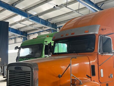 2004 Freightliner FLD, оранжевый, 1099999 рублей, вид 1