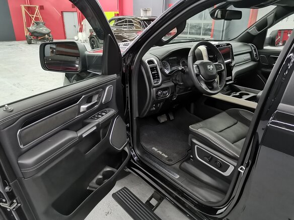 2019 Ram 1500 Crew Cab V, чёрный - вид 24