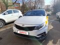 2019 Kia Optima IV Рестайлинг, белый, 900000 рублей - вид 1