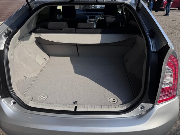 2011 Toyota Prius III Рестайлинг (XW30), серебристый, 1370000 рублей - вид 9