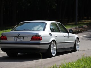 2000 BMW 7 серии 735i III (E38) Рестайлинг, серебристый, 1399000 рублей, вид 4