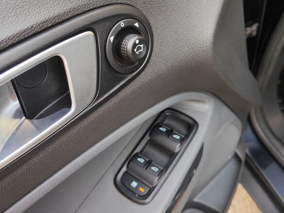 2015 Ford EcoSport II, чёрный, 840000 рублей - вид 12