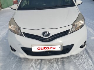2013 Toyota Vitz III (XP130), белый, 900000 рублей, вид 1