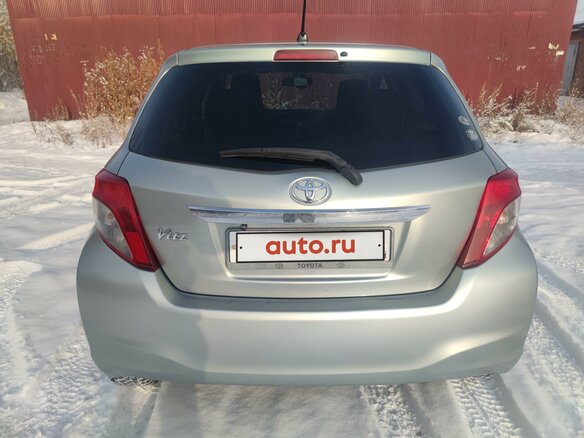 2011 Toyota Vitz III (XP130), серый, 860000 рублей - вид 5
