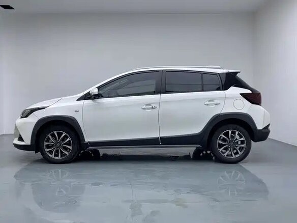 2022 Toyota Yaris L XP150 Рестайлинг, белый, 948000 рублей - вид 9