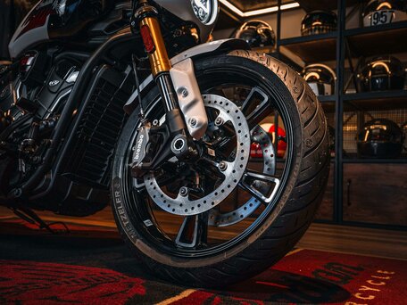 2025 Indian Scout, белый, 2440000 рублей, вид 4