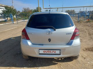 2010 Toyota Yaris II Рестайлинг, серебристый, 900000 рублей, вид 3