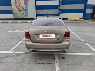 2017 Volkswagen Polo V Рестайлинг, бежевый, 650000 рублей, вид 5