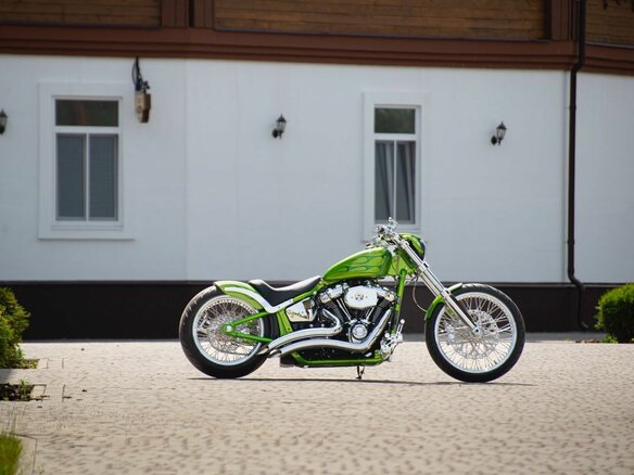 2023 Harley-Davidson Breakout, зелёный, 7000000 рублей - вид 2