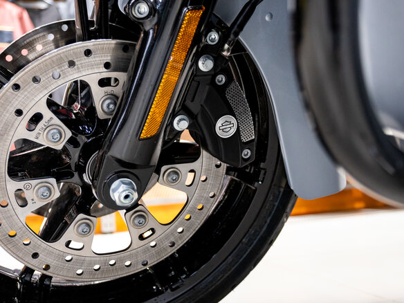 2023 Harley-Davidson Road Glide Limited, серебристый, 3150000 рублей - вид 6