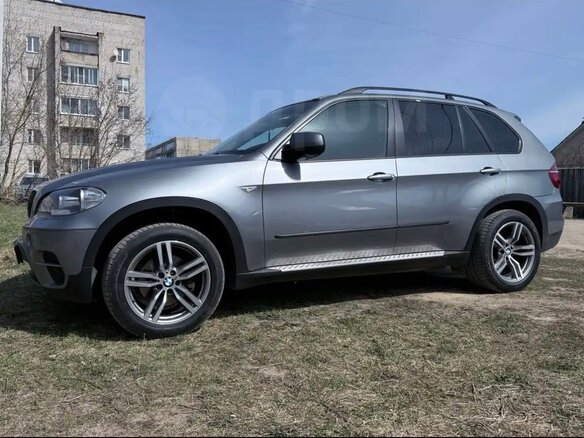 2011 BMW X5 35i II (E70) Рестайлинг, серый - вид 4