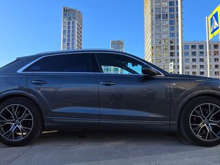 2018 Audi Q8 55 TFSI I (4M), серый, 5600000 рублей, вид 4