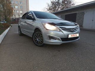 2015 Hyundai Solaris I Рестайлинг, серебристый, 878000 рублей, вид 3