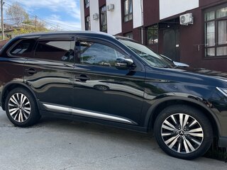 2019 Mitsubishi Outlander III Рестайлинг 3, чёрный, 2100000 рублей, вид 4