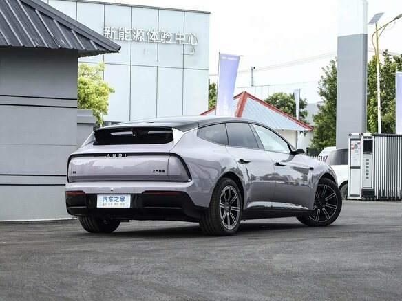 2026 Audi E5 83 kWh, серебристый, 7620000 рублей - вид 3