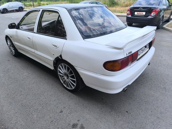 1991 Mitsubishi Lancer VI, белый - вид 3