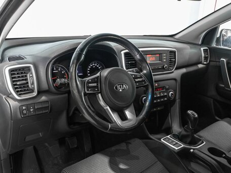 2021 Kia Sportage IV Рестайлинг, белый, 2087000 рублей, вид 5
