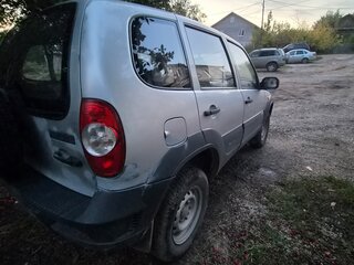 2010 Chevrolet Niva I Рестайлинг, серебристый, 230000 рублей, вид 3