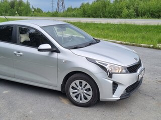 2021 Kia Rio IV Рестайлинг, серый, 1580000 рублей, вид 2