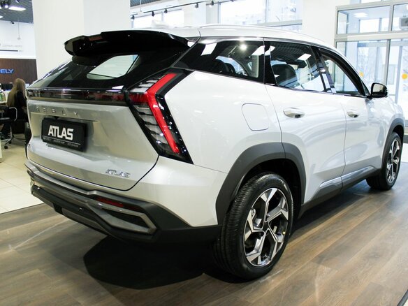 2026 Geely Atlas II, серебристый, 4119990 рублей - вид 4