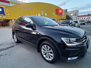 2017 Volkswagen Tiguan II, чёрный, 1930000 рублей, вид 3