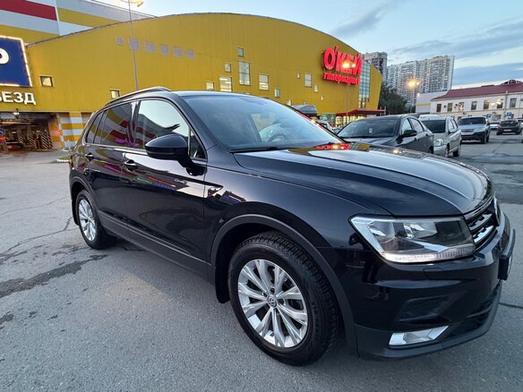 2017 Volkswagen Tiguan II, чёрный, 1900000 рублей - вид 2