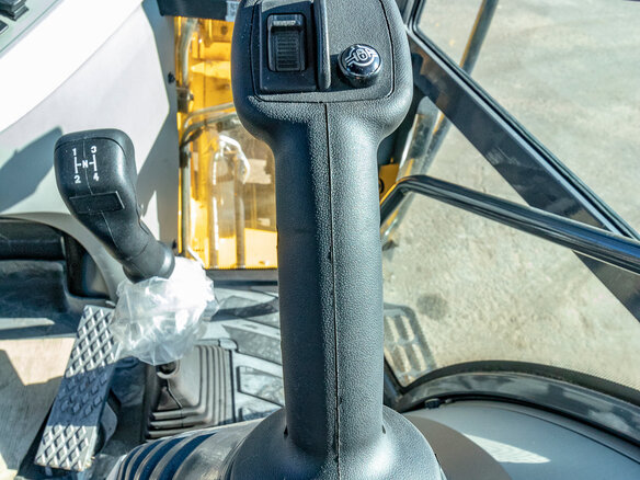 2024 New Holland B110C, жёлтый - вид 12