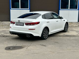 2019 Kia Optima IV Рестайлинг, белый, 2040000 рублей, вид 5