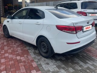 2017 Kia Rio III Рестайлинг, белый, 585000 рублей, вид 3