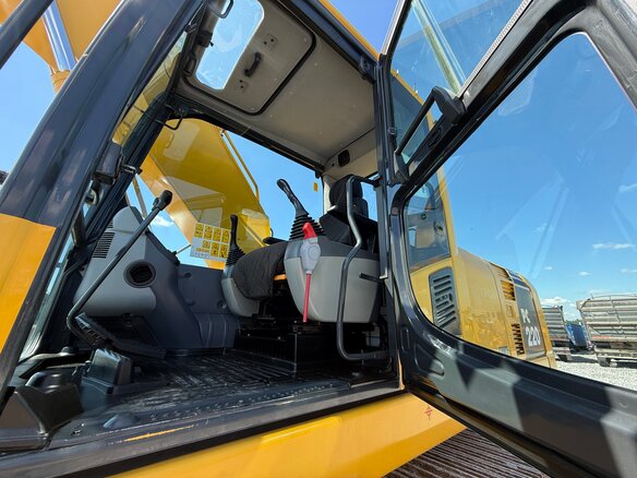 2020 Komatsu PC220-8, жёлтый, 8200000 рублей - вид 8