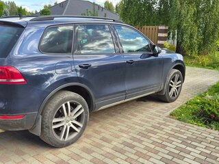 2014 Volkswagen Touareg II, синий, 2500000 рублей, вид 3