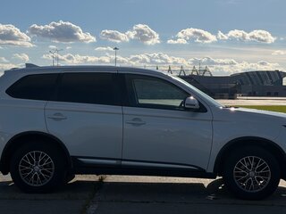 2020 Mitsubishi Outlander III Рестайлинг 3, белый, 1880000 рублей, вид 4