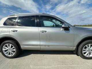 2016 Volkswagen Touareg II Рестайлинг, серебристый, 3535000 рублей, вид 5