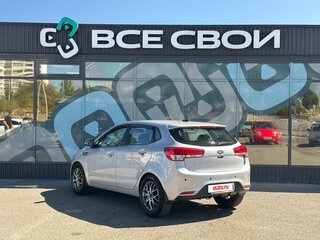 2017 Kia Rio III Рестайлинг, серебристый, 1075000 рублей, вид 3
