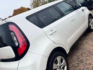 2018 Kia Soul II Рестайлинг, белый, 1200000 рублей, вид 3