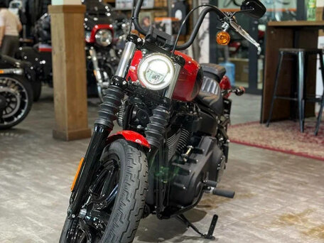 2023 Harley-Davidson Street Bob, красный, 1940000 рублей, вид 4