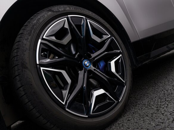 2022 BMW iX xDrive40 I (I20), серый, 7900000 рублей - вид 3