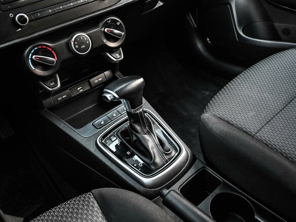 2020 Kia Rio IV Рестайлинг, белый - вид 20
