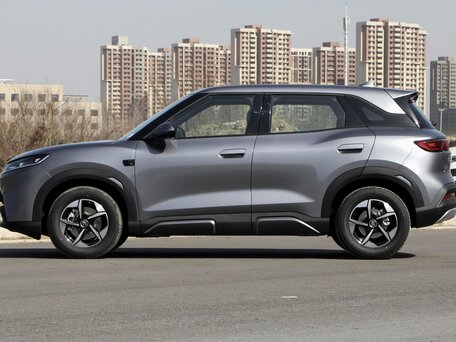 2026 BYD Yuan Up 45.12 kWh, серый, вид 3