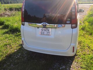 2014 Toyota Noah III (R80), белый, 1730000 рублей, вид 2