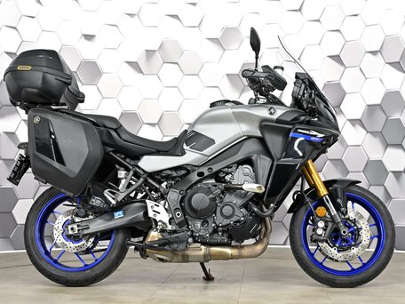 2022 Yamaha MT-09 Tracer (FJ-09), серебристый, 1399000 рублей, вид 3