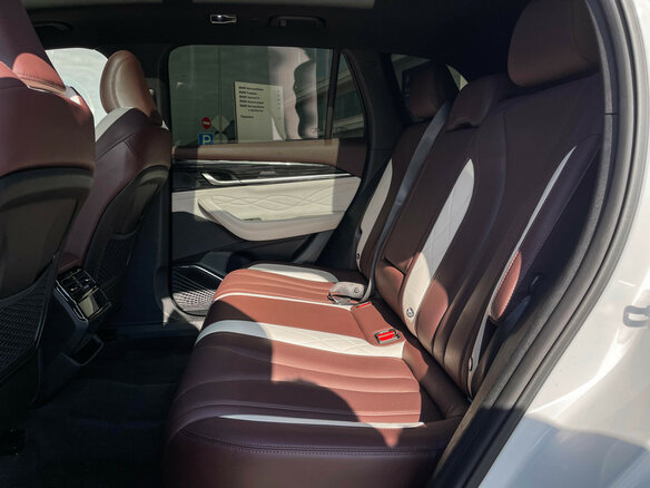 2023 Geely Monjaro I, белый, 3015000 рублей - вид 9