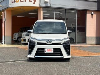 2019 Toyota Voxy III (R80) Рестайлинг, белый, 1800000 рублей, вид 2