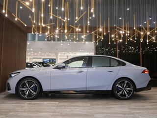 2024 BMW 5 серии 530i xDrive VIII (G60/G61/G68), серый, 7535000 рублей, вид 5